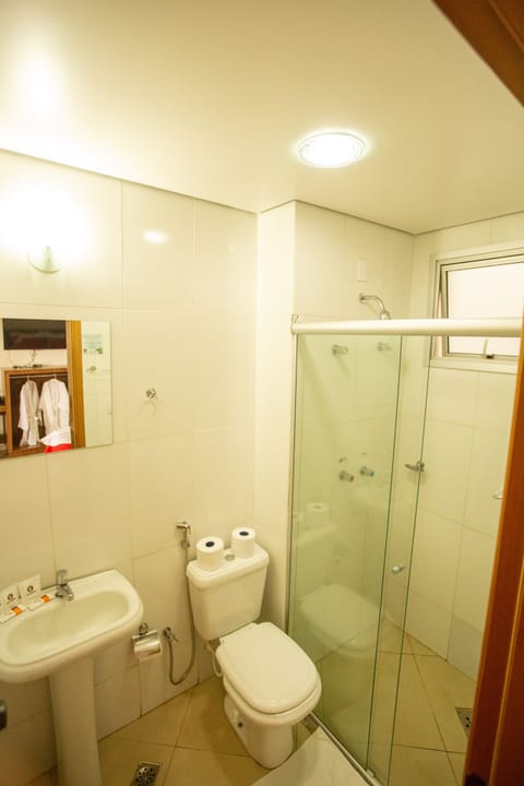 Luxo Casal com Sacada | Bathroom | Shower, free toiletries, towels, soap