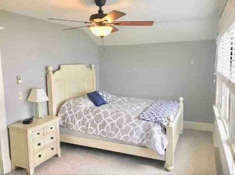 3 bedrooms, desk, iron/ironing board, cribs/infant beds