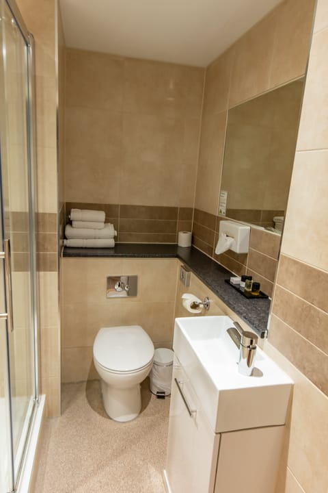 Executive Room | Bathroom | Combined shower/tub, free toiletries, towels