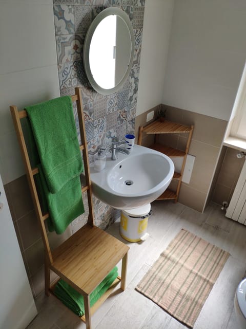 Classic Quadruple Room (verde) | Bathroom | Shower, hair dryer, bathrobes, bidet