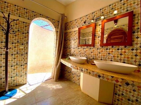 Deluxe Room, 1 King Bed, Non Smoking, Pool View | Bathroom | Shower, rainfall showerhead, free toiletries, hair dryer