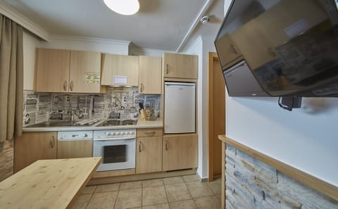 Apartment, 1 Bedroom, Mountain View (Appartement Top 12) | Private kitchen | Fridge, stovetop, dishwasher, coffee/tea maker