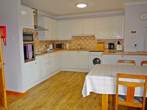 Cottage, Multiple Beds, Accessible, Garden View | Private kitchen | Fridge, microwave, stovetop, dishwasher