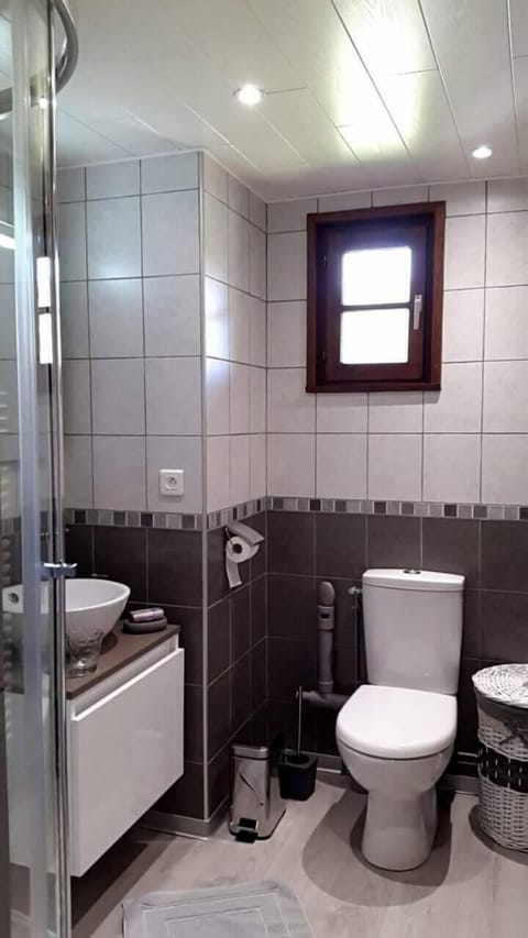 Double or Twin Room (Marjorie) | Bathroom | Shower, rainfall showerhead, free toiletries, hair dryer