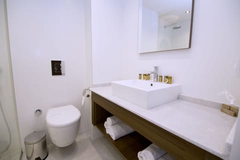 Deluxe Room, Partial Sea View | Bathroom | Shower, rainfall showerhead, free toiletries, hair dryer