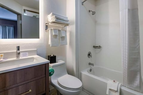 Standard Room, 2 Queen Beds, Non Smoking (1st Floor) | Bathroom | Combined shower/tub, free toiletries, hair dryer, towels