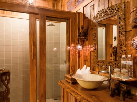 Combined shower/tub, deep soaking tub, free toiletries, hair dryer