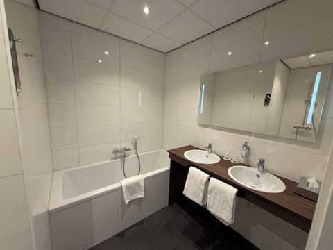 Suite | Bathroom | Shower, eco-friendly toiletries, hair dryer, towels