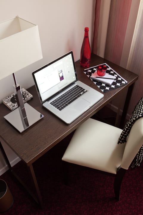 Studio (18m²) | In-room safe, desk, laptop workspace, blackout drapes