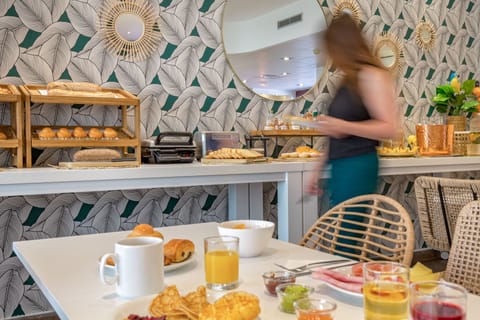 Daily buffet breakfast (EUR 18.90 per person)