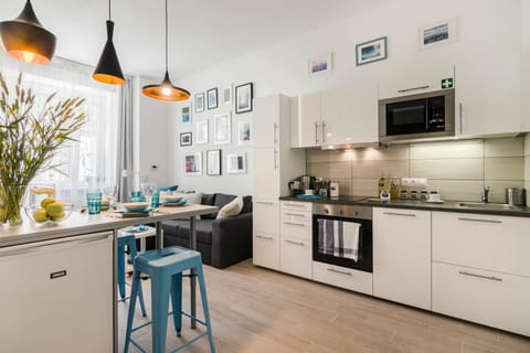 Apartment A0 | Private kitchen | Full-size fridge, microwave, oven, stovetop