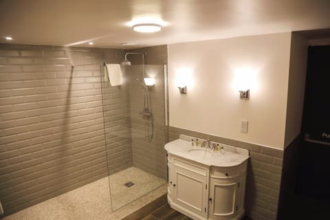 Separate tub and shower, deep soaking tub, rainfall showerhead