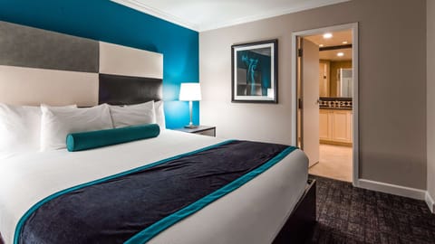 Suite, 1 King Bed, Non Smoking, Jetted Tub (No Resort Fees) | 1 bedroom, premium bedding, Tempur-Pedic beds, in-room safe