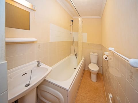 Standard Triple Room, Multiple Beds | Bathroom | Shower, free toiletries, soap, shampoo