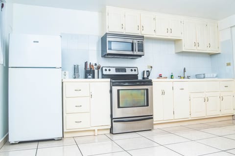 Superior Apartment, 1 Queen Bed, Non Smoking, Garden View | Private kitchen