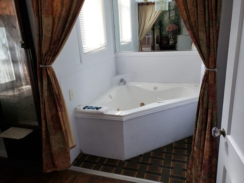 Antique Jacuzzi | Private spa tub