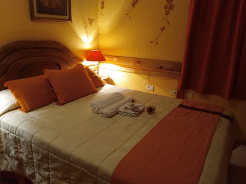 Classic Triple Room, Non Smoking | Down comforters, desk, iron/ironing board, free WiFi