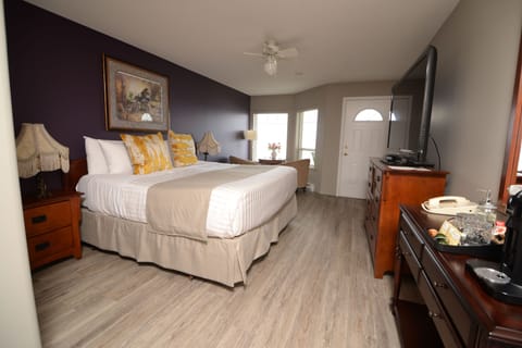 Deluxe Room, 1 King Bed, Ocean View (Private Balcony) | Premium bedding, pillowtop beds, desk, blackout drapes