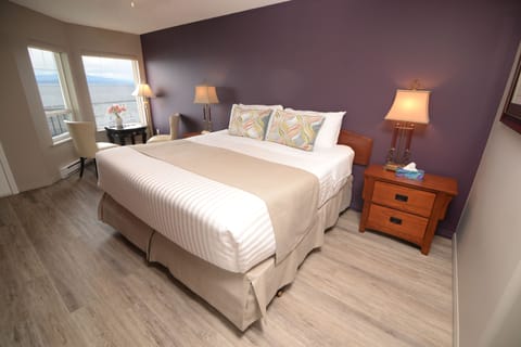 Deluxe Room, 1 King Bed, Ocean View (Private Balcony) | Premium bedding, pillowtop beds, desk, blackout drapes