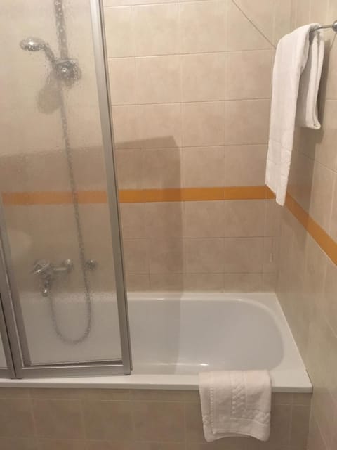 Panoramic Single Room | Deep soaking bathtub