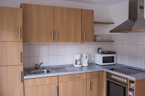 Apartment (Hesborn 1; incl. 60 EUR cleaning fee) | Private kitchen | Fridge, microwave, stovetop, coffee/tea maker