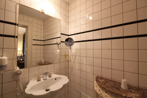 Single Room | Bathroom | Shower, hair dryer, towels