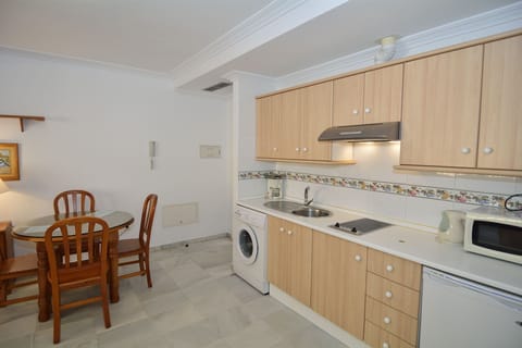 Standard Apartment, 1 Bedroom | Private kitchen