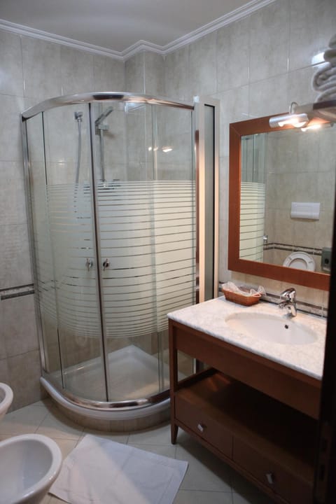 Combined shower/tub, deep soaking tub, rainfall showerhead