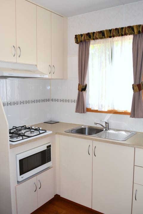 Chalet, 2 Bedrooms, Kitchenette | Private kitchenette | Fridge, microwave, stovetop, coffee/tea maker