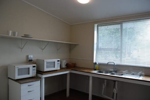 Standard Twin Room, Shared Bathroom | Shared kitchen facilities | Coffee/tea maker, electric kettle