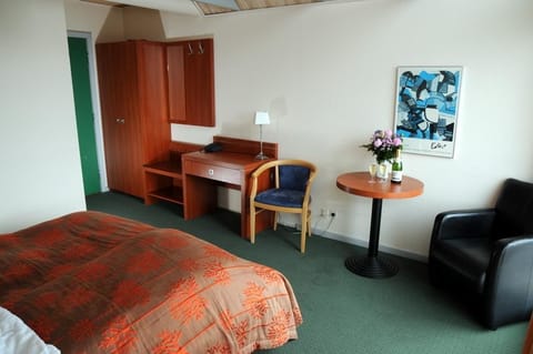 Desk, cribs/infant beds, rollaway beds, free WiFi