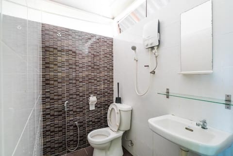 Shower, free toiletries, hair dryer, bidet