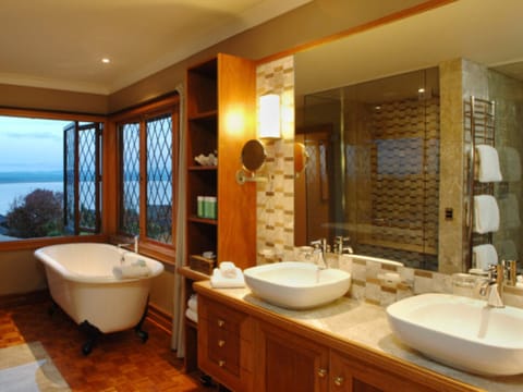 Pines Executive Suite | Bathroom | Jetted tub, free toiletries, hair dryer, bathrobes