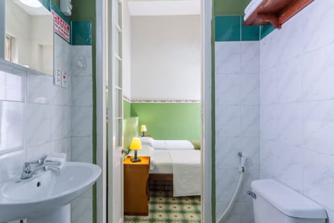 Standard Twin Room | Bathroom | Shower, rainfall showerhead, free toiletries, hair dryer