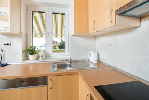 Gallery Apartment, Sea View | Private kitchen | Full-size fridge, oven, stovetop, dishwasher