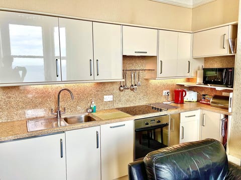 Deluxe Apartment, Private Bathroom, Sea View (3 Magnificent) | Private kitchen