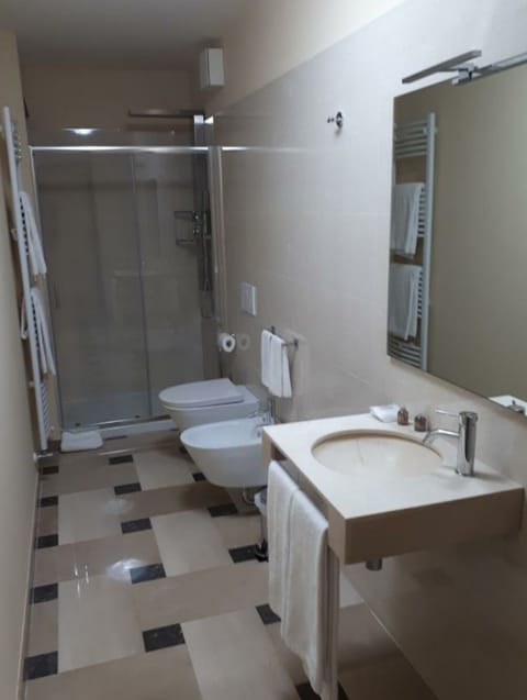 Deluxe Studio | Bathroom | Shower, free toiletries, hair dryer, bidet