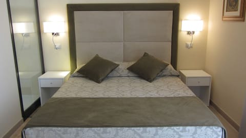 Double Room, Non Smoking | In-room safe, individually furnished, soundproofing, free WiFi