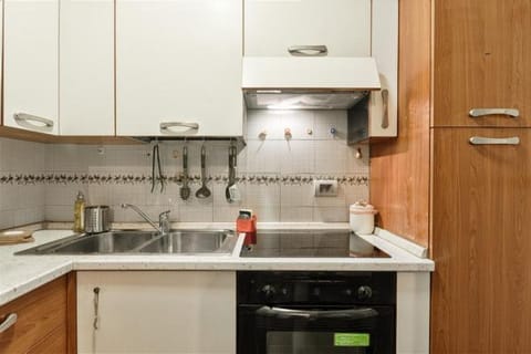 Studio, 1 Bedroom | Private kitchen | Fridge, microwave, oven, stovetop