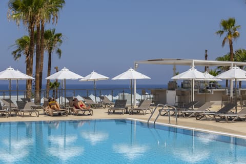 Outdoor pool, pool umbrellas, sun loungers