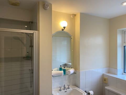 Executive Double Room, 1 King Bed | Bathroom | Combined shower/tub, free toiletries, hair dryer, towels