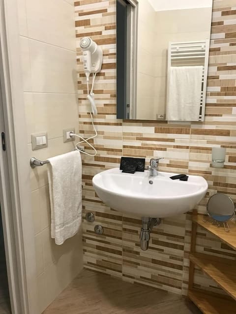 Basic Double Room | Bathroom | Shower, free toiletries, hair dryer, bidet