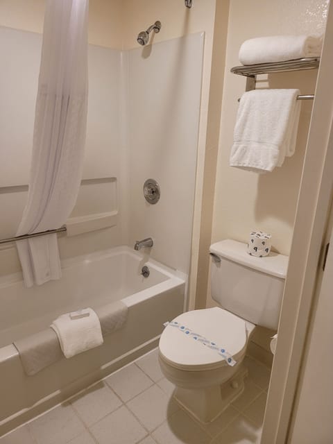 Combined shower/tub, towels