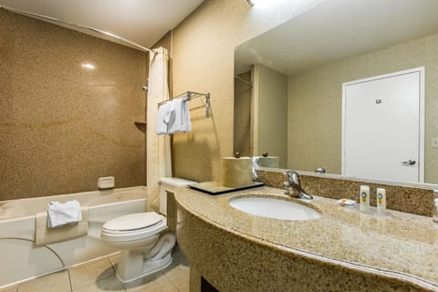 Combined shower/tub, hair dryer, towels