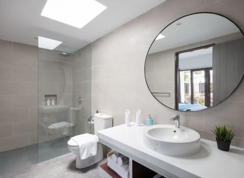 Superior Room | Bathroom | Shower, rainfall showerhead, free toiletries, bidet