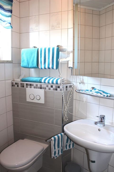 Twin Room, 2 Twin Beds, Non Smoking | Bathroom | Shower, hair dryer, towels