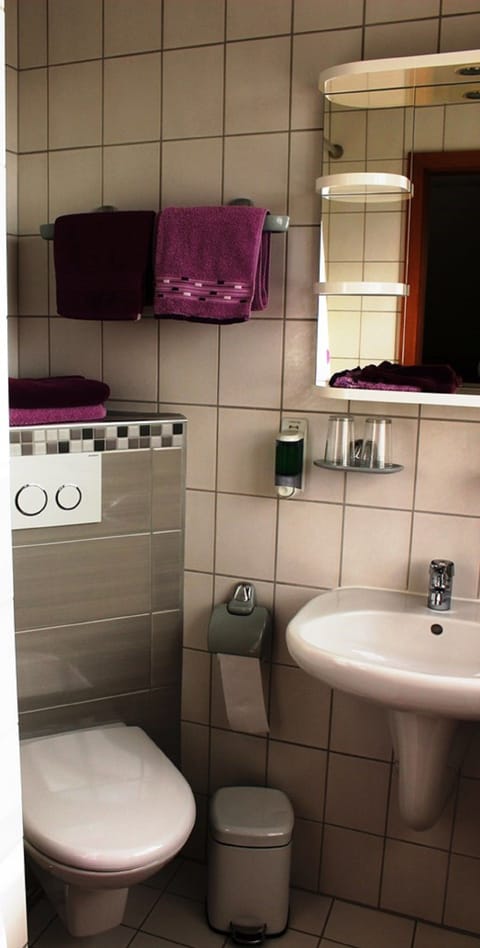 Quadruple Room, Multiple Beds, Non Smoking | Bathroom | Shower, hair dryer, towels