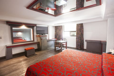 Deluxe Room, 1 King Bed, Non Smoking | Blackout drapes, iron/ironing board, free WiFi, bed sheets