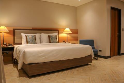 Executive Room, 1 King Bed | In-room safe, desk, blackout drapes, free WiFi