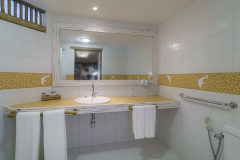 Apartment with balcony | Bathroom | Shower, hair dryer, towels